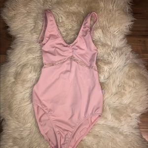 Class in leotard TRADING WITH BUYER